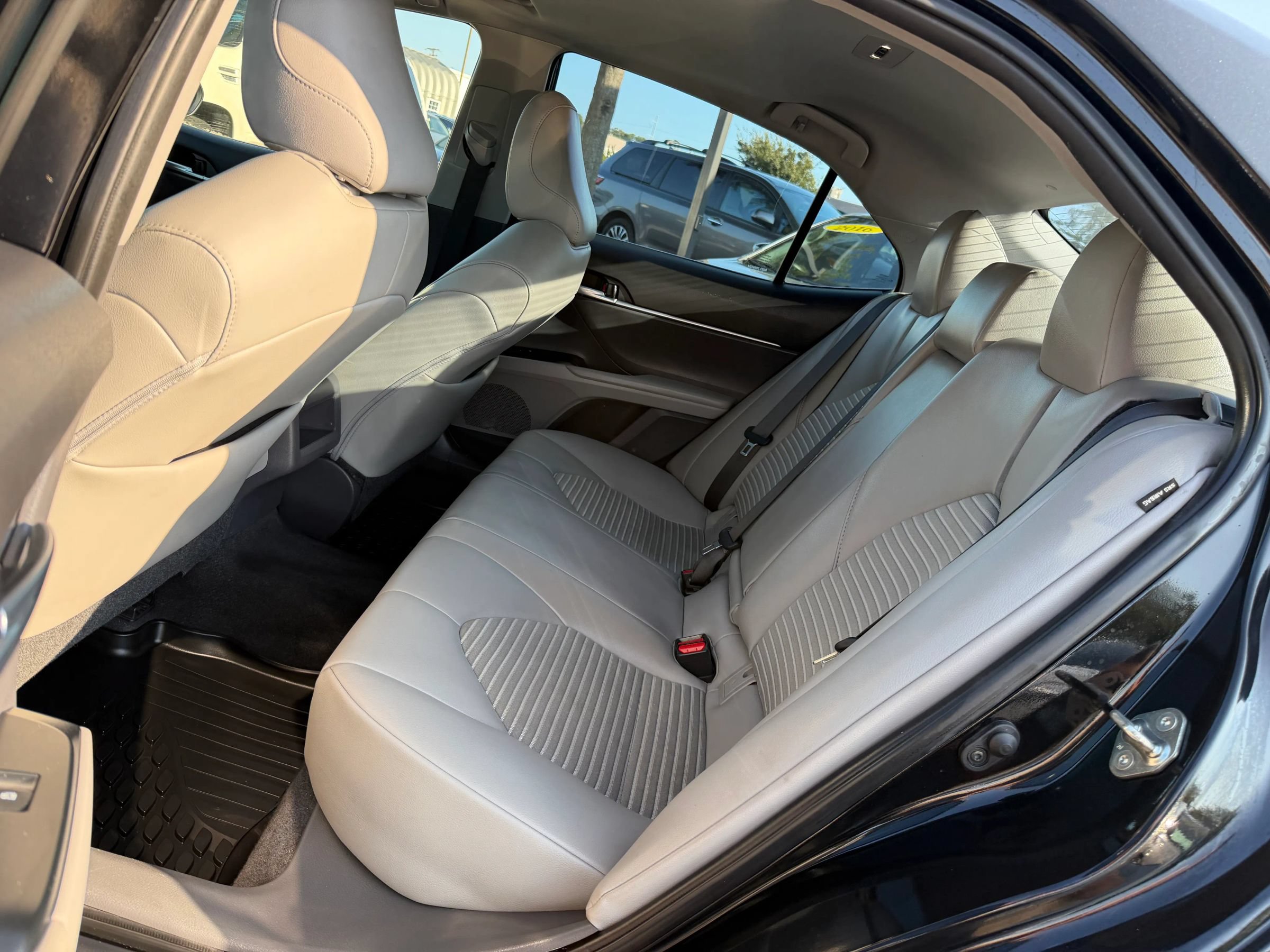 Used 2020 Toyota Camry SE w/ Convenience Package FWD image 12