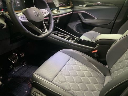 New 2026 Volkswagen Tiguan SEL R-Line image 4