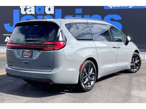 Used 2025 Chrysler Pacifica Limited FWD image 15
