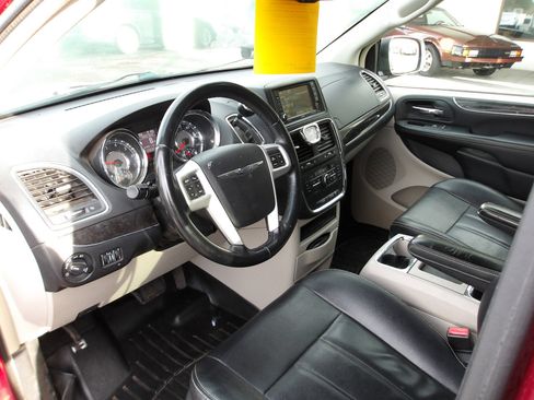 Used 2016 Chrysler Town & Country Touring image 9