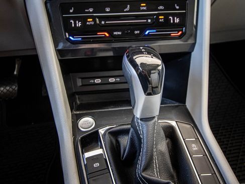 Used 2023 Volkswagen Tiguan SE image 32