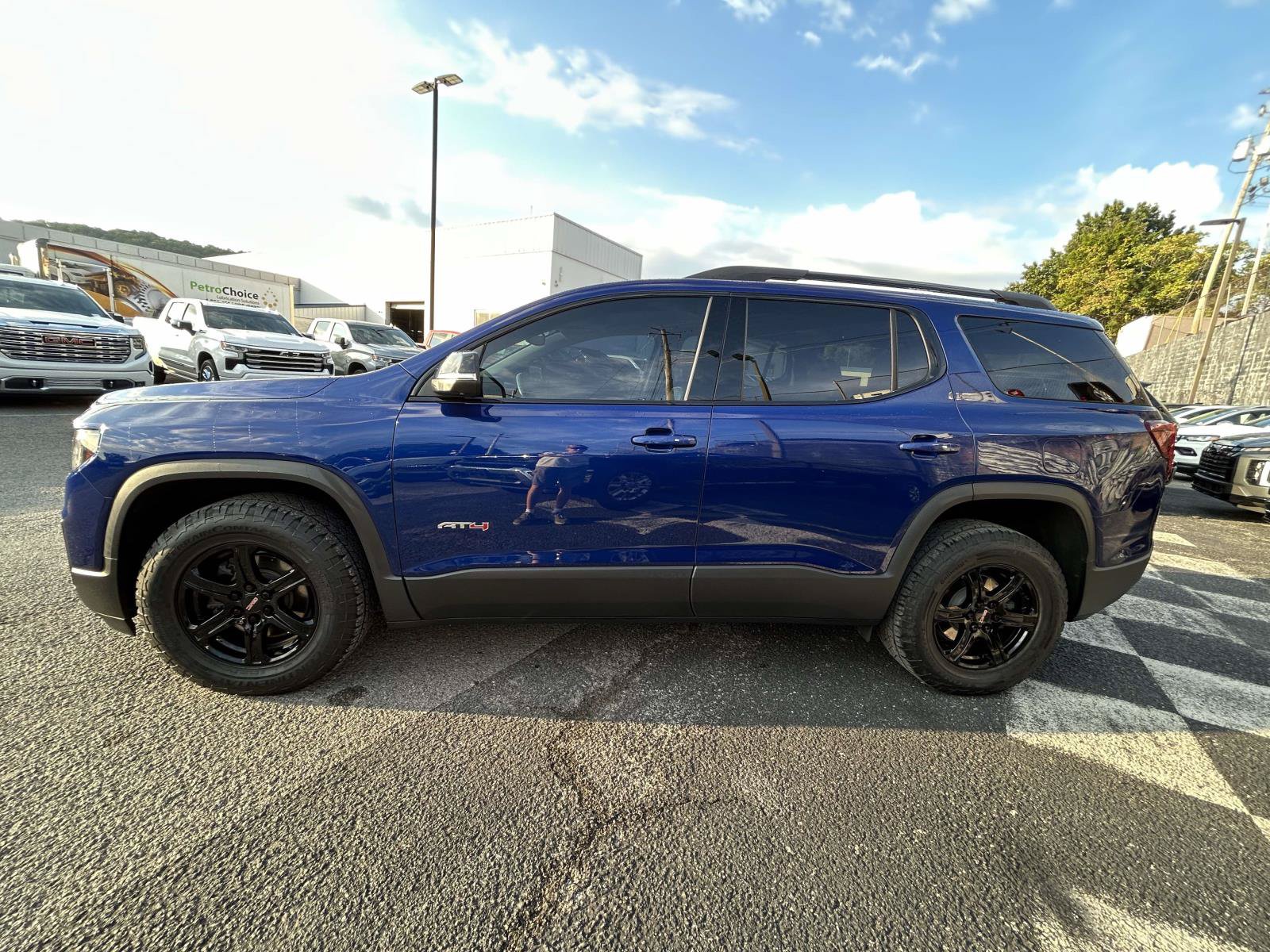 Used 2023 GMC Acadia AT4 w/ Technology Package AWD/4WD image 4