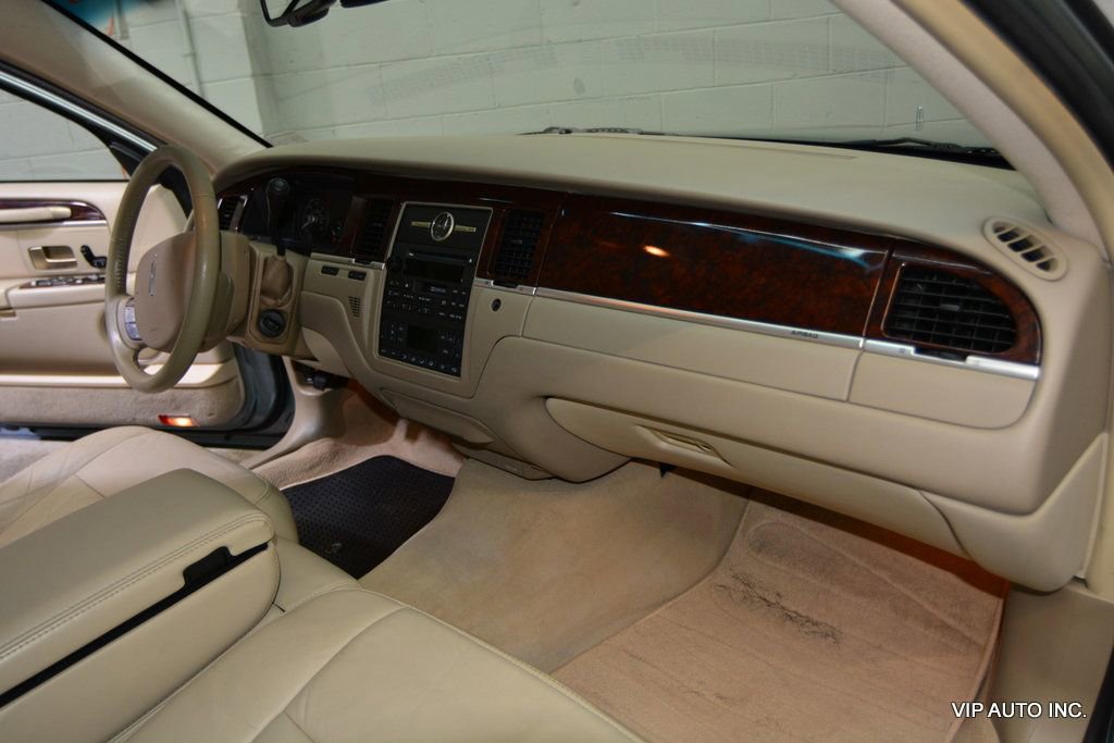 Used 2006 Lincoln Town Car Signature RWD image 12