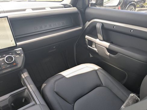 Used 2026 Land Rover Defender 110 X-Dynamic SE AWD/4WD image 15