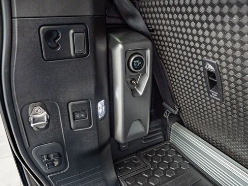 Used 2023 Land Rover Defender 90 X-Dynamic SE AWD/4WD image 39