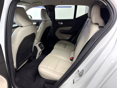 Used 2022 Volvo XC40 T5 Momentum image 33
