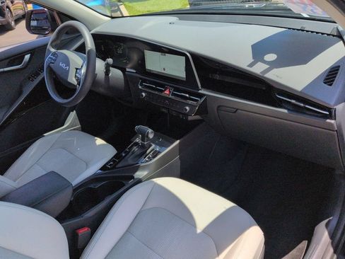 Used 2025 Kia Niro EX FWD image 30