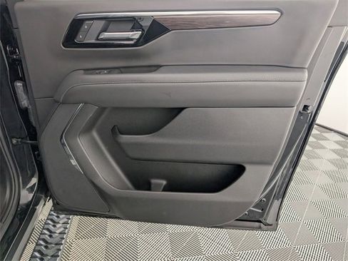 Used 2025 Chevrolet Suburban Z71 image 34