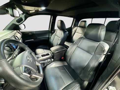 Used 2022 Toyota Tacoma Limited AWD/4WD image 12