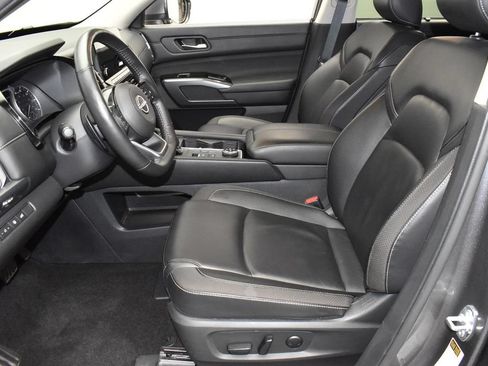 Used 2025 Nissan Pathfinder SL AWD/4WD image 12