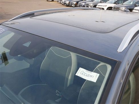 Certified 2025 Volkswagen Taos SE image 11