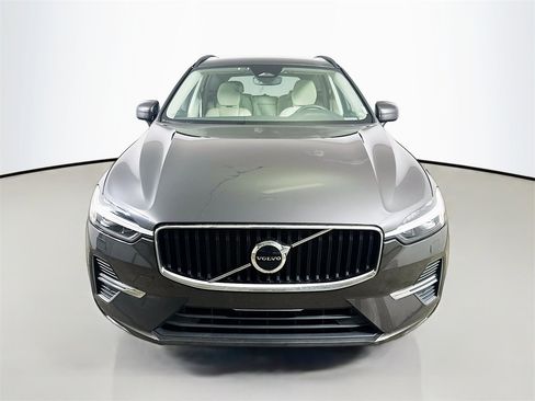 Used 2022 Volvo XC60 B5 Momentum w/ Climate Package image 2