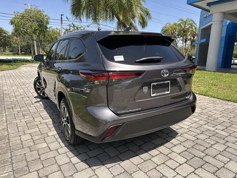 Used 2024 Toyota Highlander XLE FWD image 12