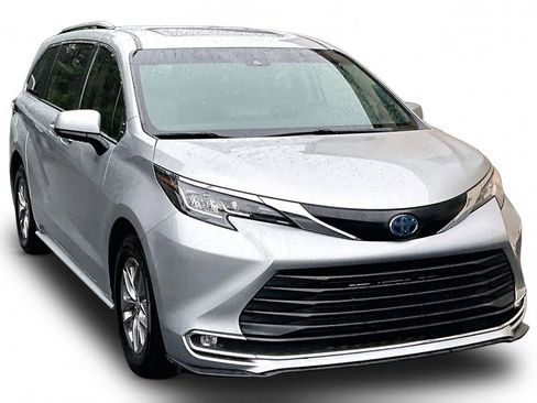 Certified 2023 Toyota Sienna XLE FWD image 3