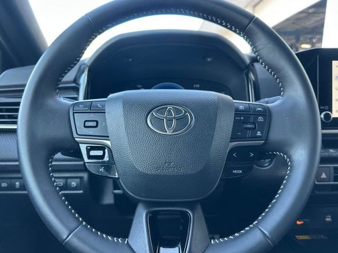 Used 2025 Toyota Camry SE image 21