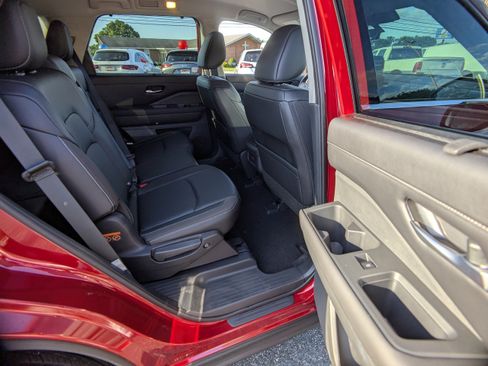 Used 2023 Nissan Pathfinder SL w/ Black Appearance Package AWD/4WD image 14