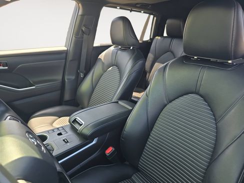 Certified 2024 Toyota Highlander XSE FWD image 9
