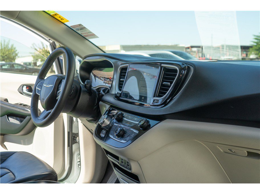 Used 2023 Chrysler Pacifica Touring-L FWD image 36