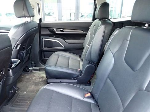 Used 2024 Kia Telluride S image 9