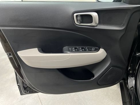 Used 2025 Hyundai Venue SEL FWD image 14