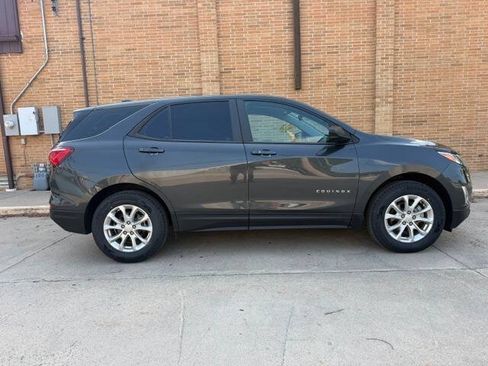 Used 2021 Chevrolet Equinox LS AWD/4WD image 3