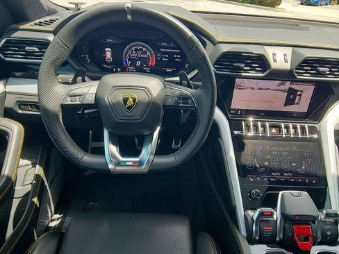 Used 2020 Lamborghini Urus image 19