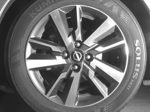 Used 2025 Nissan Versa SV image 12