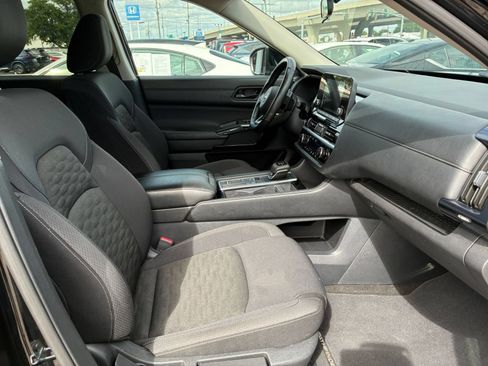 Used 2025 Nissan Pathfinder SV FWD image 34