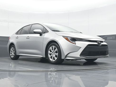 Used 2023 Toyota Corolla LE image 32