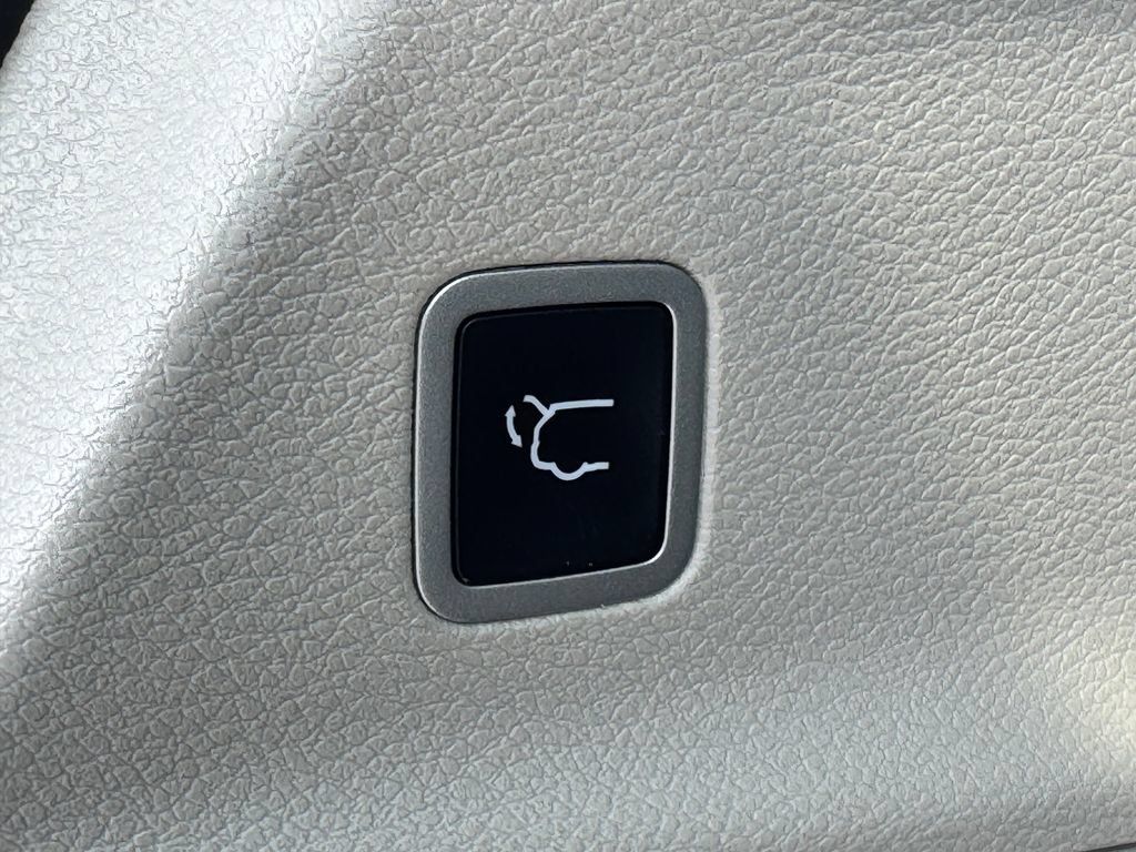 Used 2023 Chrysler Pacifica Touring-L AWD/4WD image 17