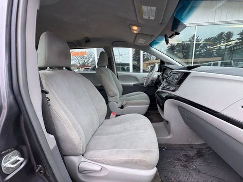 Used 2014 Toyota Sienna L FWD image 12