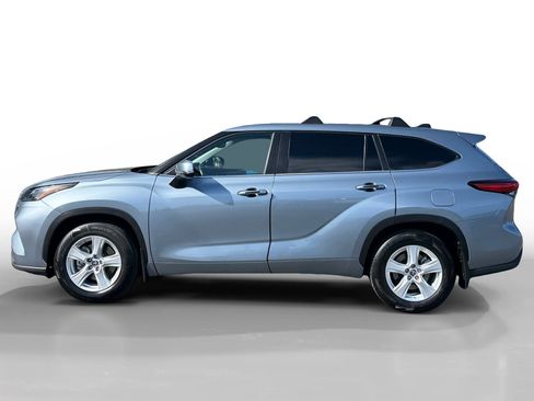 Used 2023 Toyota Highlander LE FWD image 2