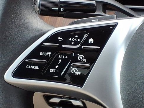 Used 2025 Mercedes-Benz C 300 4MATIC Sedan image 9