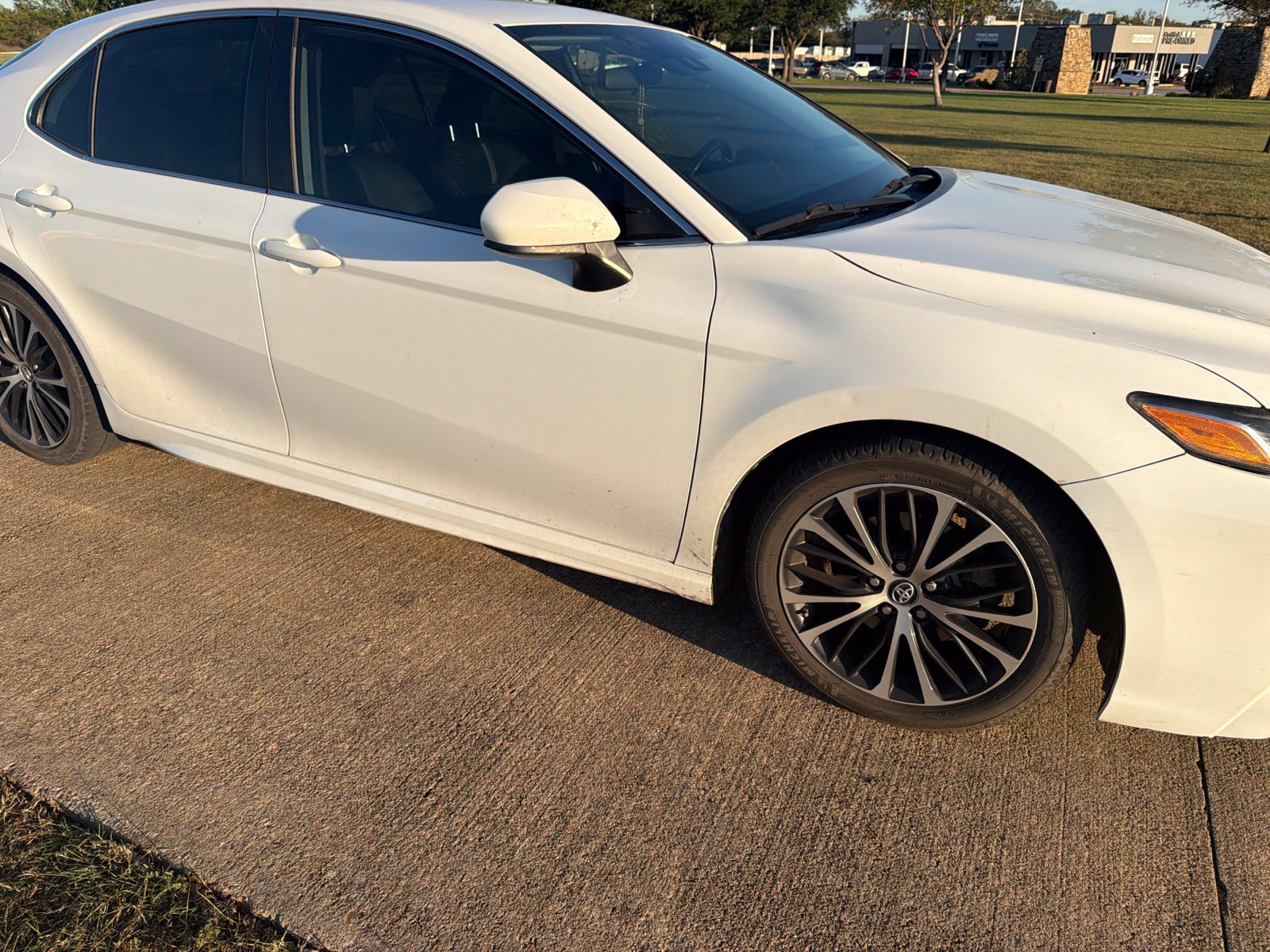 Used 2019 Toyota Camry SE FWD image 3