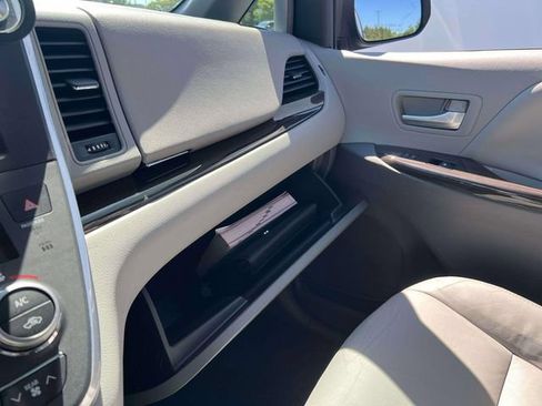 Used 2017 Toyota Sienna XLE w/ XLE Navigation Package FWD image 12