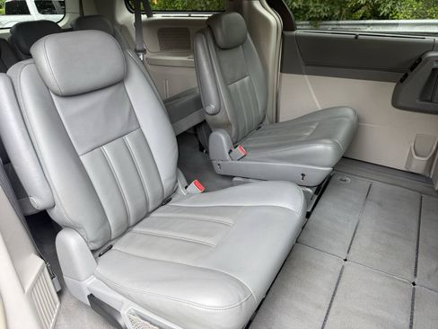 Used 2010 Chrysler Town & Country Touring FWD image 22