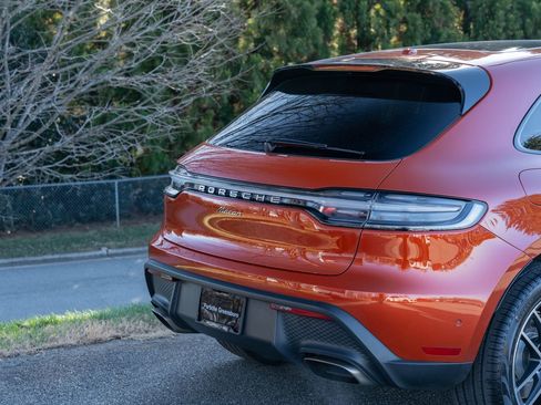 Certified 2022 Porsche Macan image 13