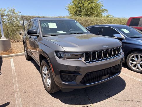 Used 2023 Jeep Grand Cherokee Laredo X RWD image 3