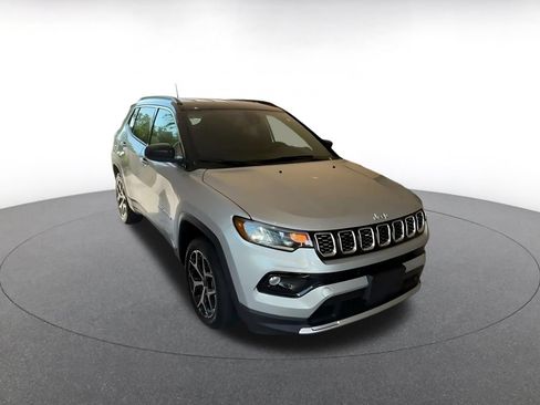 Used 2025 Jeep Compass Limited AWD/4WD image 3