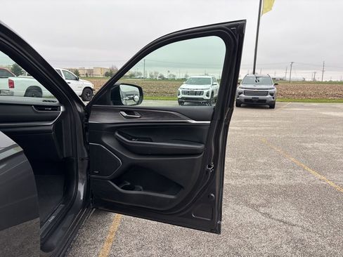 Used 2023 Jeep Grand Cherokee Overland image 18