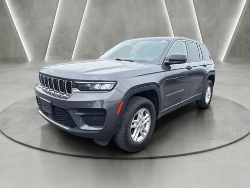 Used 2023 Jeep Grand Cherokee Laredo w/ Luxury Tech Group I AWD/4WD image 3