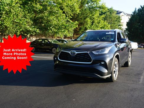 Used 2022 Toyota Highlander XLE AWD/4WD image 1