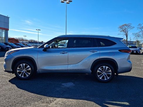 Certified 2024 Toyota Highlander XLE image 4