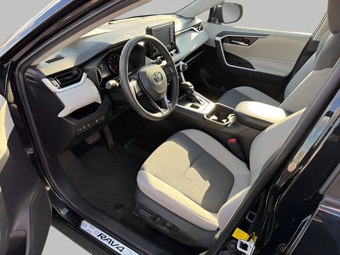 Used 2021 Toyota RAV4 XLE w/ Convenience Package image 11