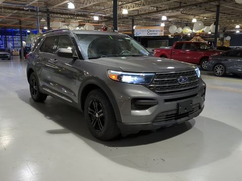 Used 2022 Ford Explorer XLT image 4