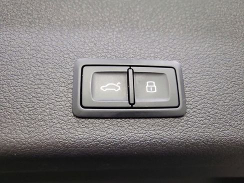 Used 2019 Audi e-tron Prestige w/ Prestige Package image 30