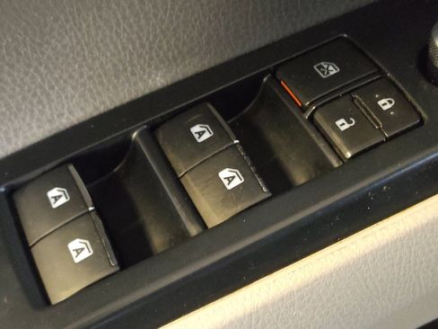 Used 2020 Toyota Camry XLE image 27