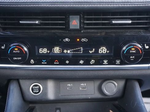 Used 2021 Nissan Rogue Platinum image 16