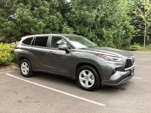 Used 2023 Toyota Highlander LE FWD image 7
