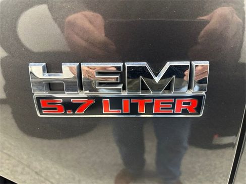 Used 2019 RAM 1500 Classic SLT w/ Luxury Group image 19